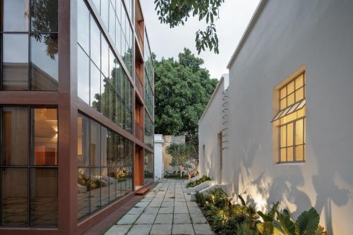 a walkway between two buildings with windows at Casa Bosque Eduviges in Guadalajara