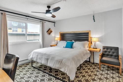 Ένα ή περισσότερα κρεβάτια σε δωμάτιο στο Highliner Hotel - Deluxe King with City View