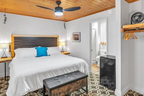 1 dormitorio con 1 cama y ventilador de techo en Highliner Hotel - Deluxe Interior King Rooms- No View, en Anchorage