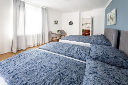 2 camas en un dormitorio con edredón azul en Central-new ; marvelous views, en Viena