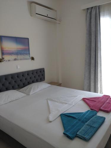 Una cama o camas en una habitación de Meletis Studios
