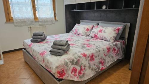 une chambre avec un lit avec des serviettes dessus dans l'établissement La Dimora di Sofia, à Rome