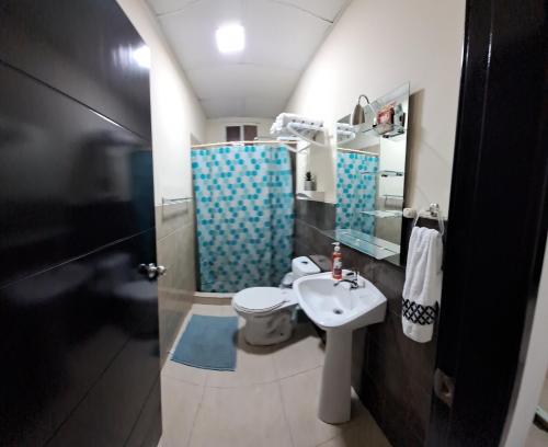 a bathroom with a sink and a toilet and a shower at Casa Vacacional en Conjunto Privado in Manta
