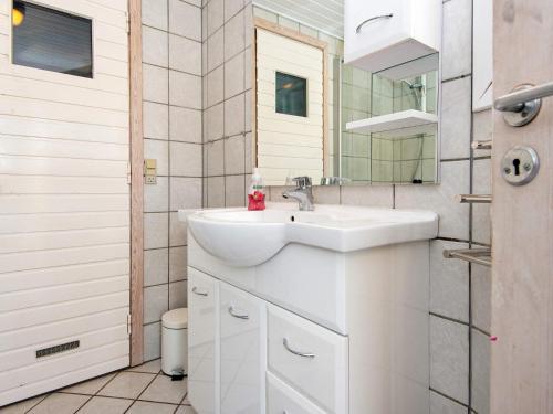 een badkamer met een wastafel en een spiegel bij Holiday home Hejls LVI in Hejls