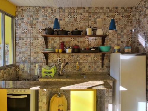 Kuchyň nebo kuchyňský kout v ubytování Cantinho Feliz de Muriqui / Casa amarela