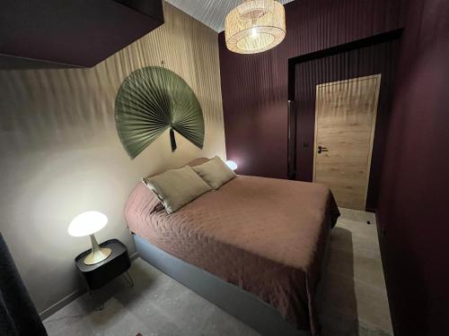 - une chambre avec un lit, une lampe et une porte dans l'établissement LE PECHEUR DE CASSIS, à Cassis
