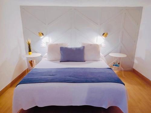 a bedroom with a large bed with a blue pillow at Casa Gercko 1 in Yaiza