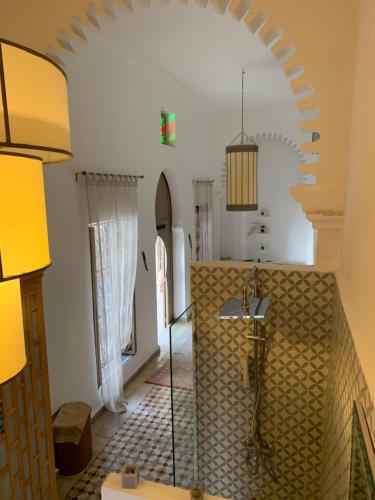 uma casa de banho com um lavatório e um espelho em Riad Aziman em Tétouan