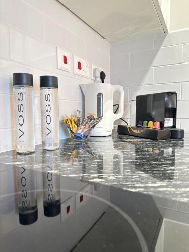 a counter top with two bottles on top of it at Casa de Amor Sifa in As Sīfah