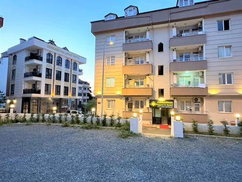 ein Gebäude mit einem Parkplatz davor in der Unterkunft Cerrahpasa Apart Hotel in Trabzon