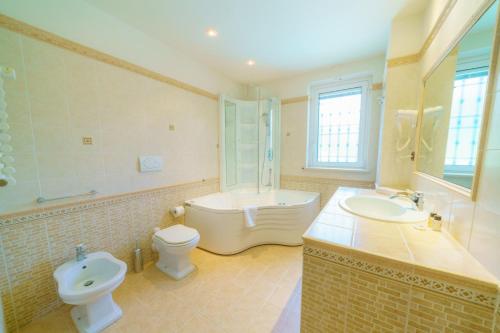La salle de bains est pourvue d'un lavabo, de toilettes et d'une douche. dans l'établissement Bedda Mia Etna House B&B, à Trecastagni