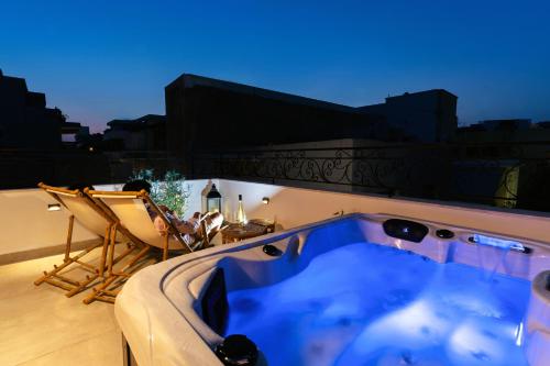 bañera de hidromasaje en la azotea de un edificio en Mosaic Luxury Home, en Rodas