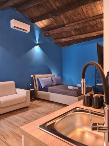 una cocina con fregadero y una cama en una habitación en Eco&Narciso apartment, en Monreale