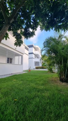 a green lawn in front of a building at Villa Roberta in Boca Chica