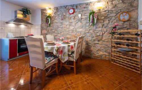 - une cuisine avec une table et des chaises dans la chambre dans l'établissement Beautiful Home In Pula With Wifi, à Pula
