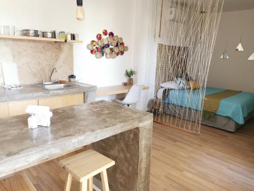 a kitchen and living room with a table and a bed at MaaR Estudios 6, a 2 cuadras del Malecón de La Paz in La Paz