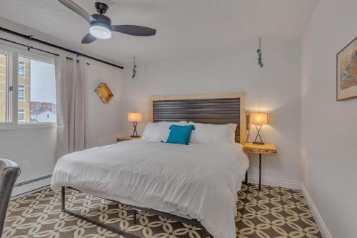 una camera con un grande letto e un ventilatore a soffitto di Highliner Hotel- King Suite 312 with City View Hotel Room ad Anchorage