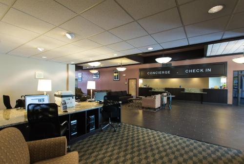 an office with a lobby with a check in counter at Wyndham Garden Detroit Metro Airport in Romulus