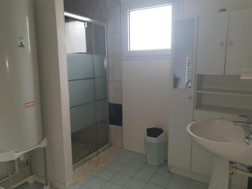 une salle de bain avec une douche en verre et un lavabo dans l'établissement Maison agréable à 300m de la plage avec cour et TV, 3 chambres, pour 6 personnes, La Tranche-sur-Mer - FR-1-476-200, à La Tranche-sur-Mer