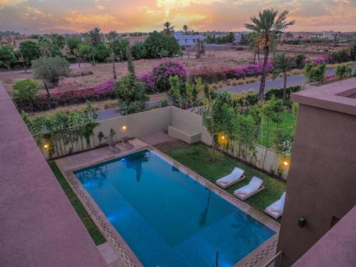 uma vista superior de uma piscina num edifício em Villa Emraulde em Marrakech
