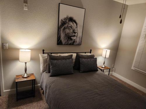 een slaapkamer met een bed met een leeuwenfoto aan de muur bij Fort Worth 2 bedroom Loft Downtown in Fort Worth
