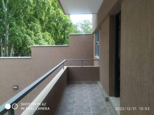 eine Treppe, die zu einem Gebäude mit einem Fenster führt in der Unterkunft Departamento Brisa Andina in Ciudad Lujan de Cuyo