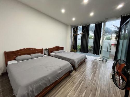 1 dormitorio con 2 camas y ventana grande en VINTAGE HOUSE (Full house) en Xuan An