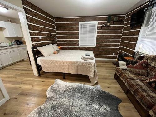 sala de estar con cama y sofá en Scout en Salem