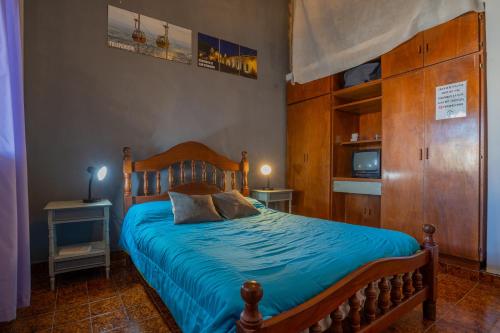 een slaapkamer met een bed met een houten hoofdeinde bij San Lorenzo ByB in San Lorenzo