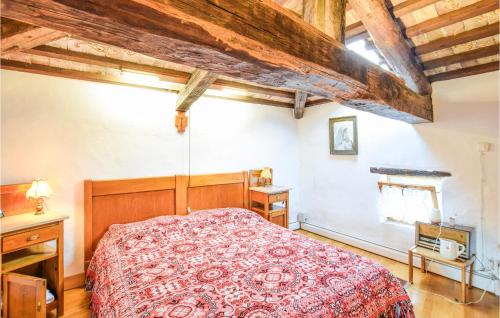 a bedroom with a bed with a red bedspread at Awesome Home In Premariacco With Wifi in Premariacco