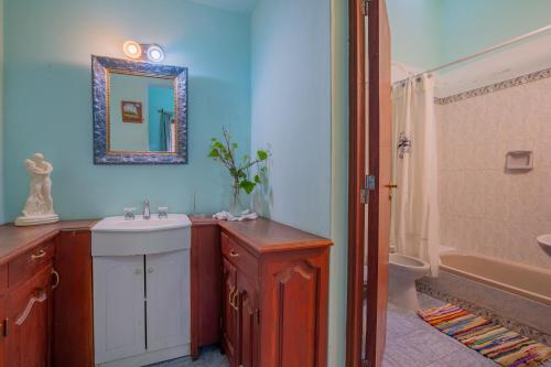 een badkamer met een wastafel, een toilet en een spiegel bij San Lorenzo ByB in San Lorenzo