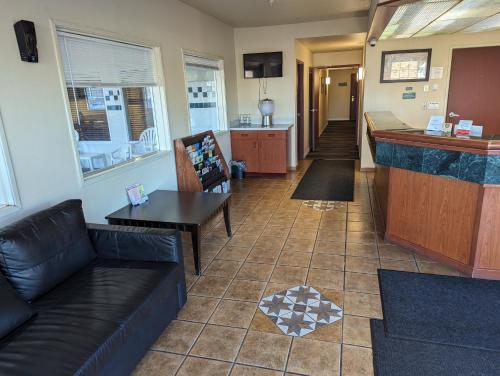 a living room with a couch and a bar at Toppenish Inn and Suites in Toppenish