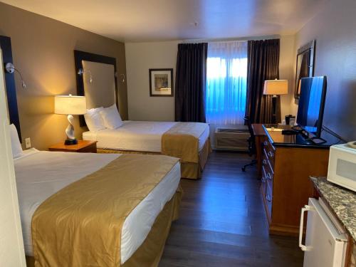 Postel nebo postele na pokoji v ubytování Toppenish Inn and Suites