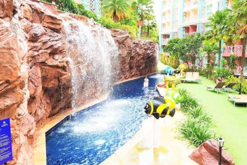 uno scivolo d'acqua in un resort con parco acquatico di Grande Caribbean Resort a Pattaya Sud