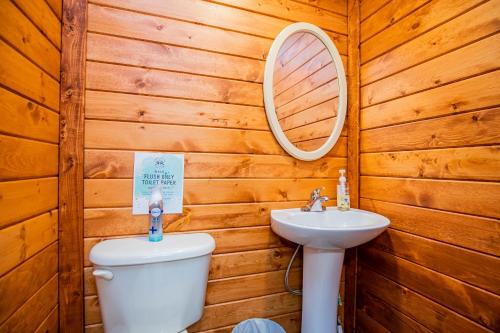 Koupelna v ubytování Roaring River Luxury Glamping #4