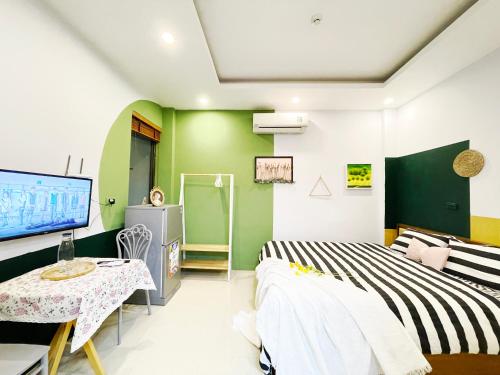 een slaapkamer met een bed, een tv en een tafel bij Capital CauGiay Hotel in Hanoi