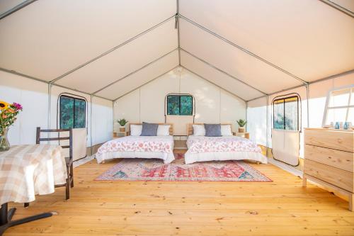 um quarto com duas camas numa tenda em Roaring River Luxury Glamping #5 em Cassville