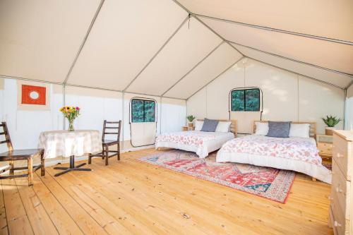 Katil atau katil-katil dalam bilik di Roaring River Luxury Glamping #5