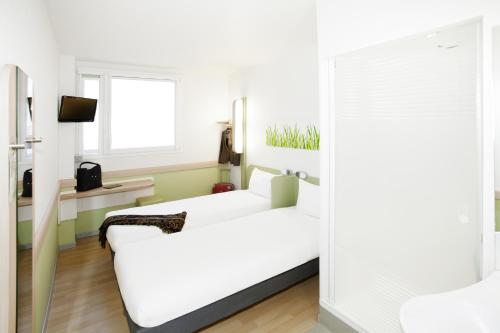 a room with a white couch and a window at Ibis Budget Madrid Centro Las Ventas in Madrid