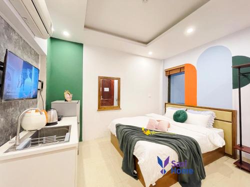 - une chambre avec un lit et une télévision dans l'établissement Sazi Home Cau Giay, à Hanoï