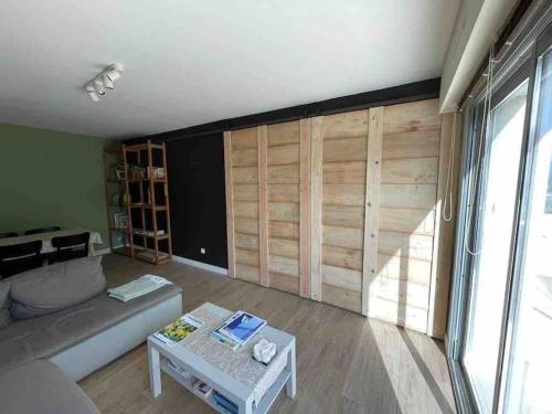 ein Wohnzimmer mit einem Sofa und einem Tisch in der Unterkunft Superbe appartement st mandrier à 100mde la plage in Saint-Mandrier-sur-Mer