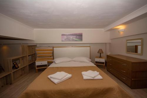 キサモスにあるMaria's houseのベッドルーム1室(ベッド1台、タオル2枚付)
