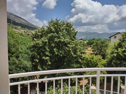 トレビニェにあるRiver Side Trebinjeの木と山の景色を望むバルコニー
