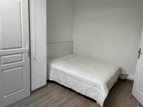 En eller flere senge i et værelse på Duplex, en bord de mer 2 chambres