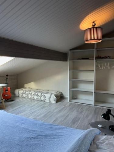 En eller flere senge i et værelse på Duplex, en bord de mer 2 chambres