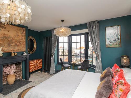 um quarto com uma cama e uma mesa com cadeiras em 6 The Terrace em Weymouth