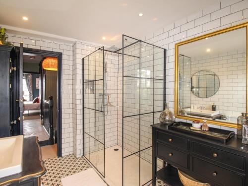 uma casa de banho com um chuveiro, um lavatório e um espelho. em 6 The Terrace em Weymouth