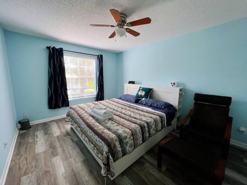 - une chambre avec un lit et un ventilateur de plafond dans l'établissement Entire Renovated 1BR Condo Close to All Parks, à Orlando