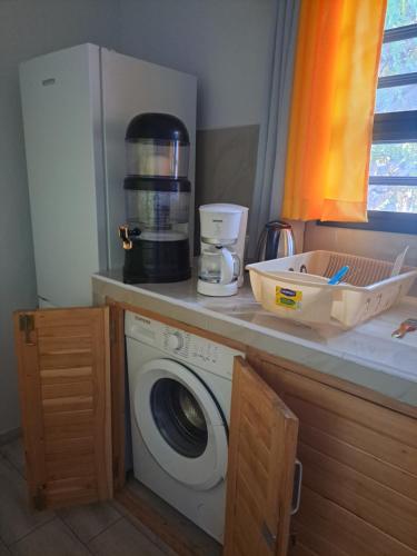 a washing machine in a kitchen with a counter at le tamarin in Toliara