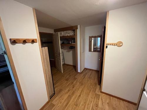 an empty room with a door and a hallway at Chamrousse Appart 8 personnes au pied des pistes in Chamrousse